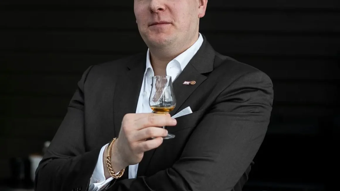 Janne Uoti – ura, tausta ja saavutukset