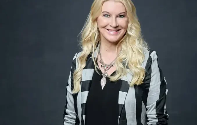 Helena Åhman: Johtamisen ja vuorovaikutuksen taituri